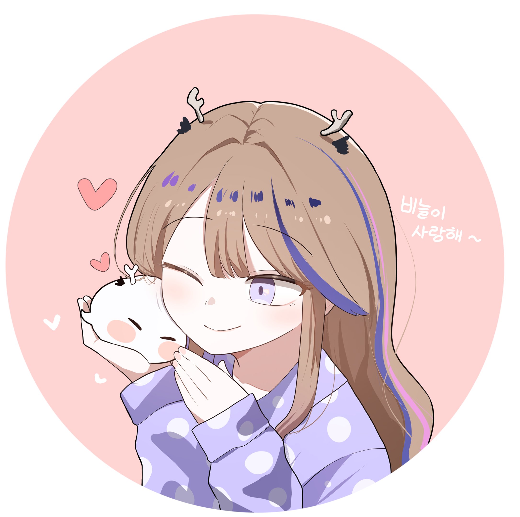 seongda, airi kanna, stellive, commentary request, highres, korean commentary, 1girl, antlers, creature, dragon girl, heart, holding, horns, long hair, long sleeves, looking at another, multicolored hair, one eye closed, pajamas, polka dot, polka dot pajamas, purple eyes, simple background, small horns, streaked hair, virtual youtuber