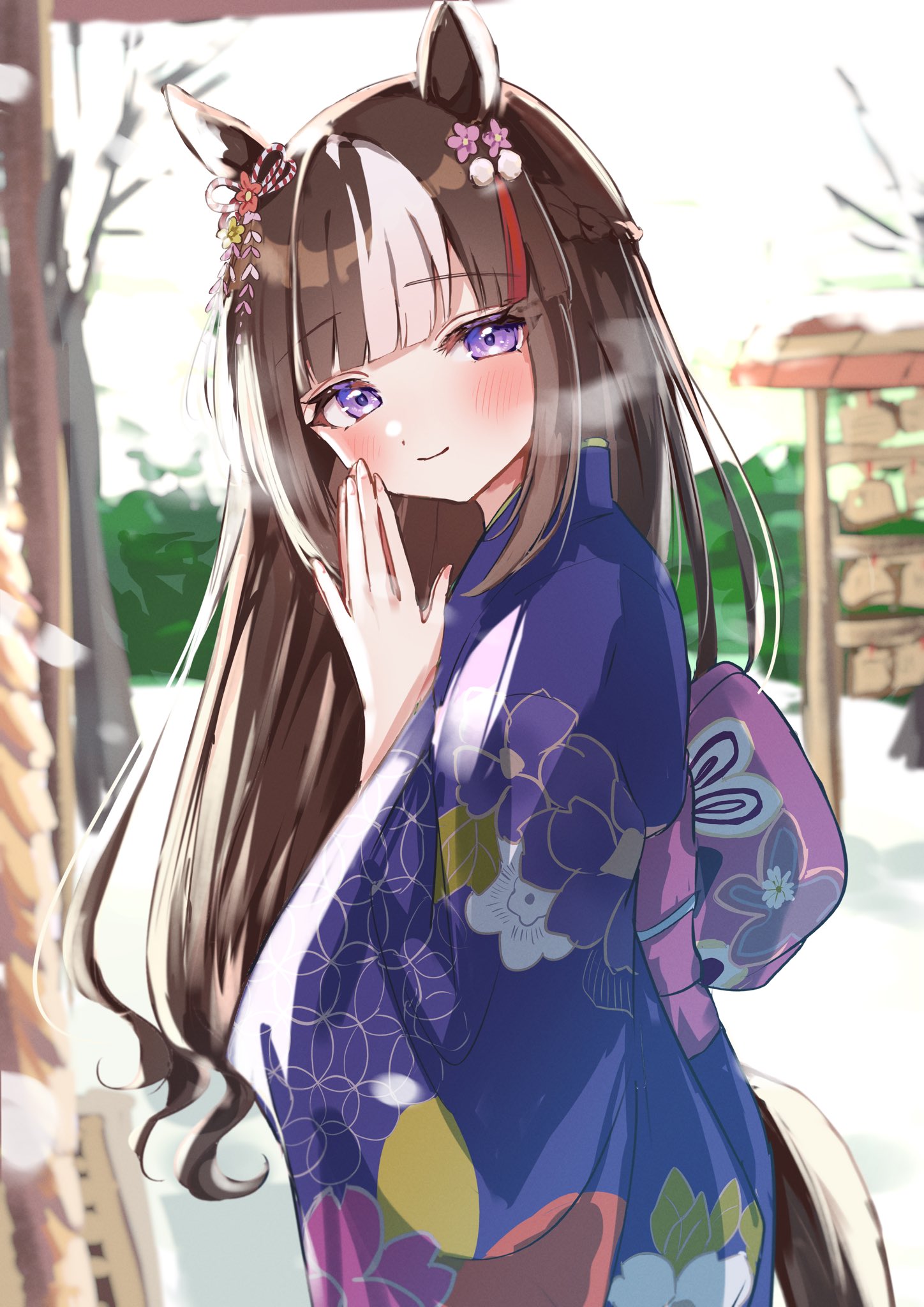 maruno zzz, hokko tarumae (umamusume), umamusume, highres, 1girl, alternate costume, alternate hairstyle, animal ears, blue kimono, blush, brown hair, closed mouth, ear flower, ema, floral print, floral print kimono, hatsumoude, horse ears, horse girl, horse tail, japanese clothes, kimono, long fingers, long hair, looking at viewer, multicolored hair, new year, obi, outdoors, print kimono, purple eyes, rope, sash, smile, solo, striped hair, tail, white hair