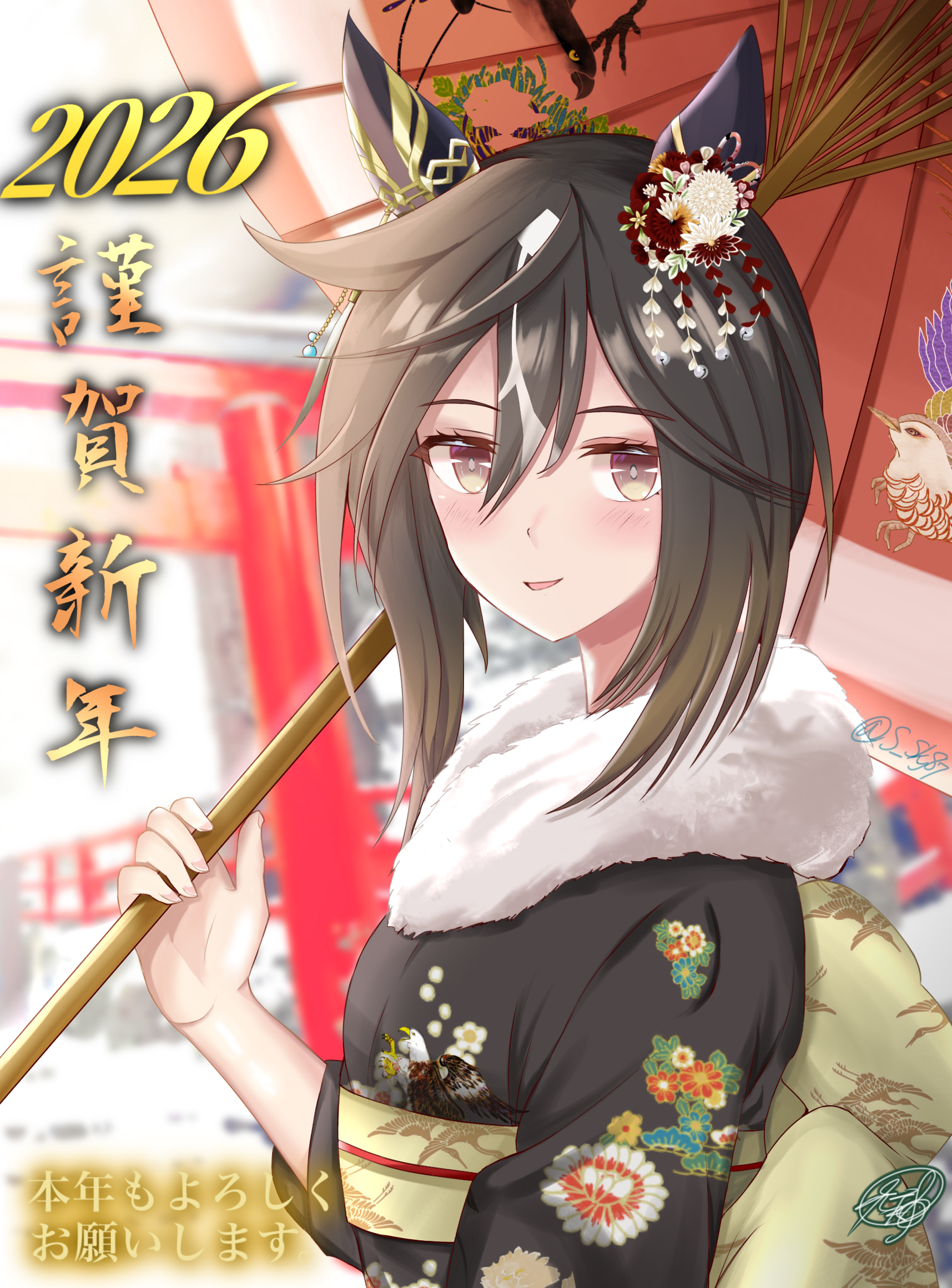 sakaki yana, stay gold (umamusume), umamusume, commentary request, highres, 1girl, 2026, animal ears, black kimono, blush, brown eyes, brown hair, ear covers, floral print, floral print kimono, hair between eyes, happy new year, hatsumoude, holding, holding umbrella, horse ears, horse girl, japanese clothes, kimono, long hair, long sleeves, looking at viewer, multicolored hair, new year, oil-paper umbrella, parted lips, print kimono, smile, solo, streaked hair, torii, umbrella, white hair