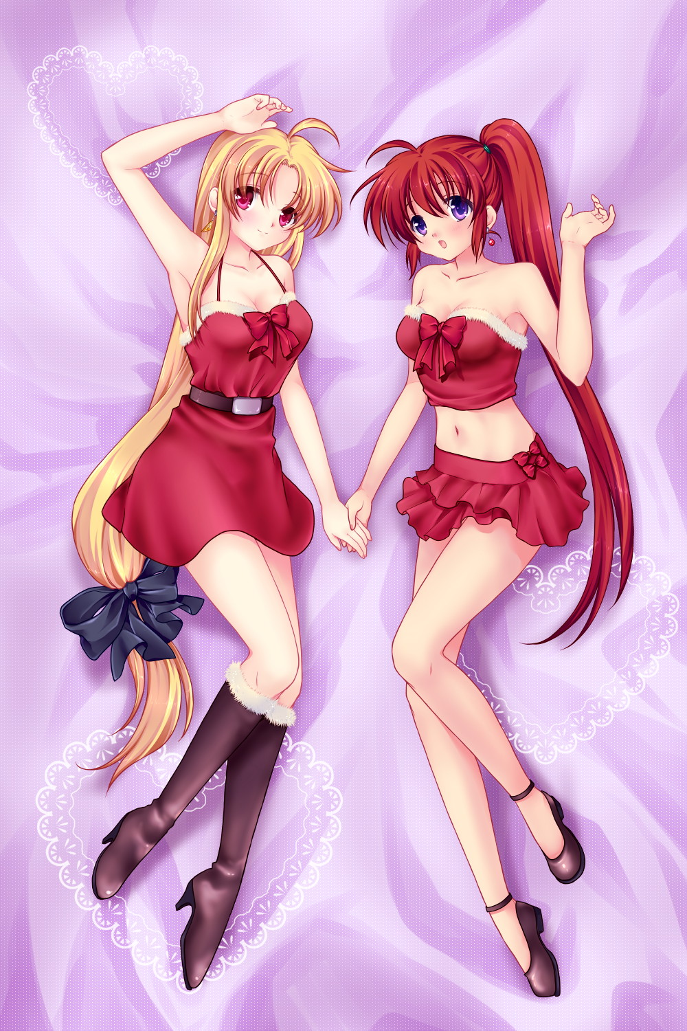 467 (artist), bardiche (nanoha), fate testarossa, raising heart, takamachi nanoha, lyrical nanoha, mahou shoujo lyrical nanoha, mahou shoujo lyrical nanoha strikers, bad id, bad pixiv id, highres, 00s, 2girls, bare shoulders, blonde hair, blush, christmas, earrings, heart, holding hands, jewelry, long hair, low-tied long hair, midriff, multiple girls, navel, ponytail, purple background, purple eyes, red eyes, red hair, skirt, strapless, very long hair, yuri