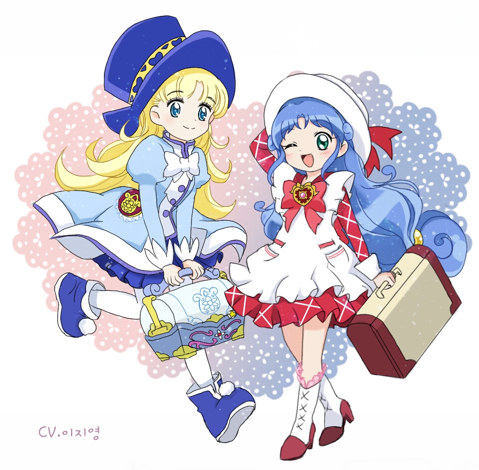 nadja applefield, rein (futagohime), ashita no nadja, fushigiboshi no futago hime, commentary, korean commentary, mixed-language commentary, translated, 2girls, ;d, aqua eyes, arm up, blonde hair, blue boots, blue coat, blue eyes, blue hair, blue hat, blue skirt, blunt bangs, blush, boots, bow, bowtie, brooch, buttons, closed mouth, coat, cosplay, costume switch, crest, crossed legs, crossover, curly hair, curtained hair, dress, frilled boots, frilled dress, frilled sleeves, frills, full body, hand on own hat, hat, hat ribbon, heart, heart background, heart brooch, high heel boots, high heels, holding, holding suitcase, igloo (a yull), jewelry, korean text, lace background, layered dress, layered sleeves, leg up, long hair, long sleeves, looking at viewer, low-tied long hair, medallion, miniskirt, multiple girls, nadja applefield (cosplay), one eye closed, open mouth, overcast, pantyhose, parted bangs, pleated skirt, pom pom (clothes), pom pom footwear, porkpie hat, puffy long sleeves, puffy sleeves, red bow, red bowtie, red ribbon, rein (futagohime) (cosplay), ribbon, short over long sleeves, short sleeves, skirt, sky, smile, split mouth, standing, suitcase, top hat, voice actor connection, white background, white boots, white bow, white bowtie, white dress, white hat, white pantyhose, white trim