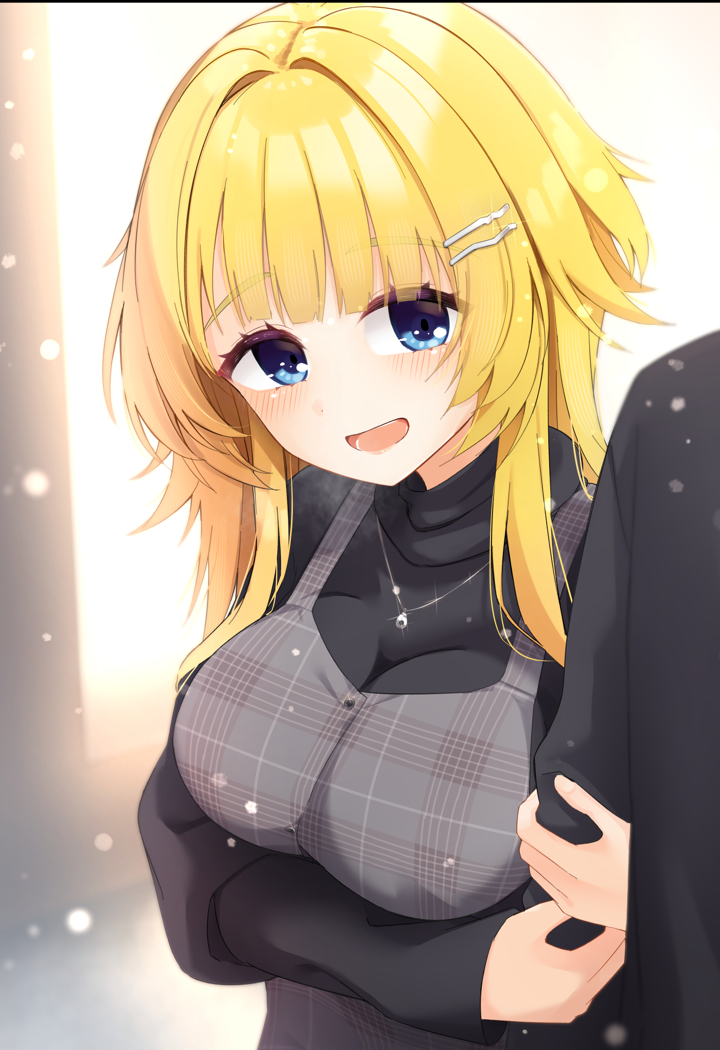 silver116, limelight lemonade jam, commentary, highres, 1girl, 1other, :d, arm hug, black shirt, blonde hair, blue eyes, blunt bangs, blush, breasts, breath, cold, dress, glint, grey dress, hair intakes, hair ornament, hairclip, happy, jewelry, large breasts, long hair, looking at viewer, necklace, open mouth, outdoors, parallel hairclips, plaid clothes, plaid dress, shimakoshi tsukimi, shirt, sleeveless, sleeveless dress, sleeves past wrists, smile, snowing, solo focus, teeth, thick eyebrows, turtleneck, turtleneck shirt, upper body, winter