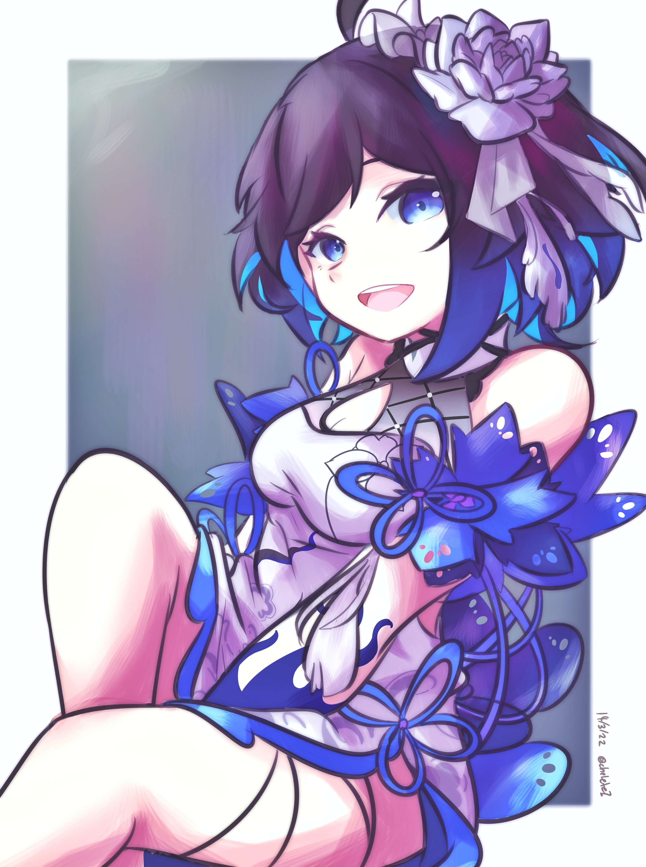 cholete, seele vollerei, seele vollerei (mirrored flourishes), seele vollerei (stygian nymph), honkai (series), honkai impact 3rd, absurdres, commentary, english commentary, highres, 1girl, ahoge, black hair, blue background, blue eyes, blue hair, border, breasts, dated, medium breasts, multicolored hair, official alternate costume, open mouth, short hair, smile, solo, thighs, twitter username, two-tone hair, white border