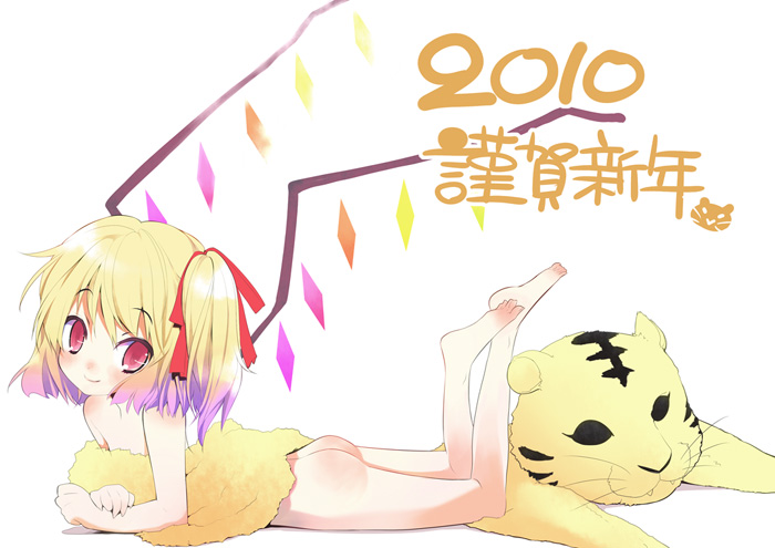 kiritomo koroha, flandre scarlet, touhou, bad id, bad pixiv id, 10s, 1girl, 2010, ass, asymmetrical hair, barefoot, blonde hair, female focus, loli, lying, nude, red eyes, side ponytail, smile, solo, wings
