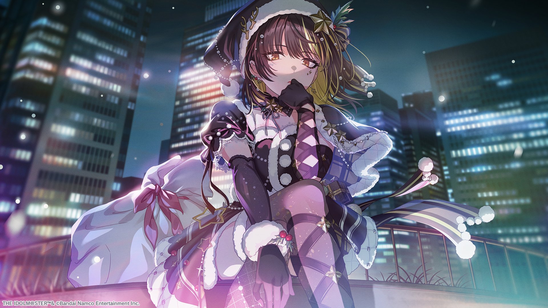 ikaruga luca, idolmaster, idolmaster shiny colors, idolmaster shiny colors song for prism, artist request, commentary request, highres, official art, 1girl, black gloves, black hair, black santa costume, black thighhighs, blonde hair, blurry, blurry background, building, cityscape, dress, elbow gloves, gloves, hat, looking at viewer, looking down, medium hair, miniskirt, multicolored hair, outdoors, sack, santa costume, santa dress, santa hat, short dress, sitting, skirt, snowing, solo, streaked hair, thighhighs, two-tone hair, yellow eyes