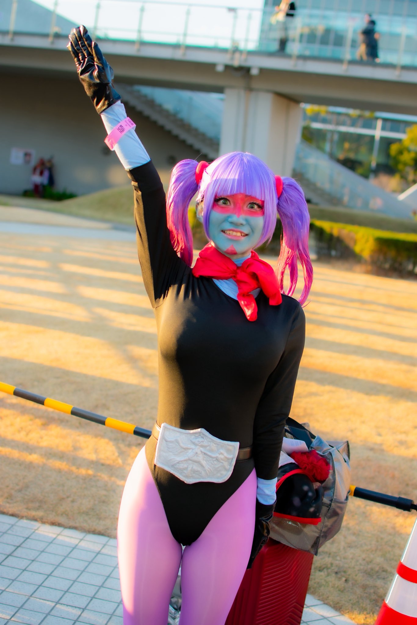 ssssensu, yukarisu, kamen rider, toujima tanzaburou wa kamen rider ni naritai, highres, photo (medium), 1girl, arm up, belt, black leotard, breasts, city, cosplay, gradient hair, green eyes, highleg, highleg leotard, japanese (nationality), leotard, lips, long hair, looking at viewer, multicolored hair, outdoors, pantyhose, purple hair, shiny clothes, shocker (kamen rider), smile, solo, standing, sunlight, twintails, yukarisu (cosplay)