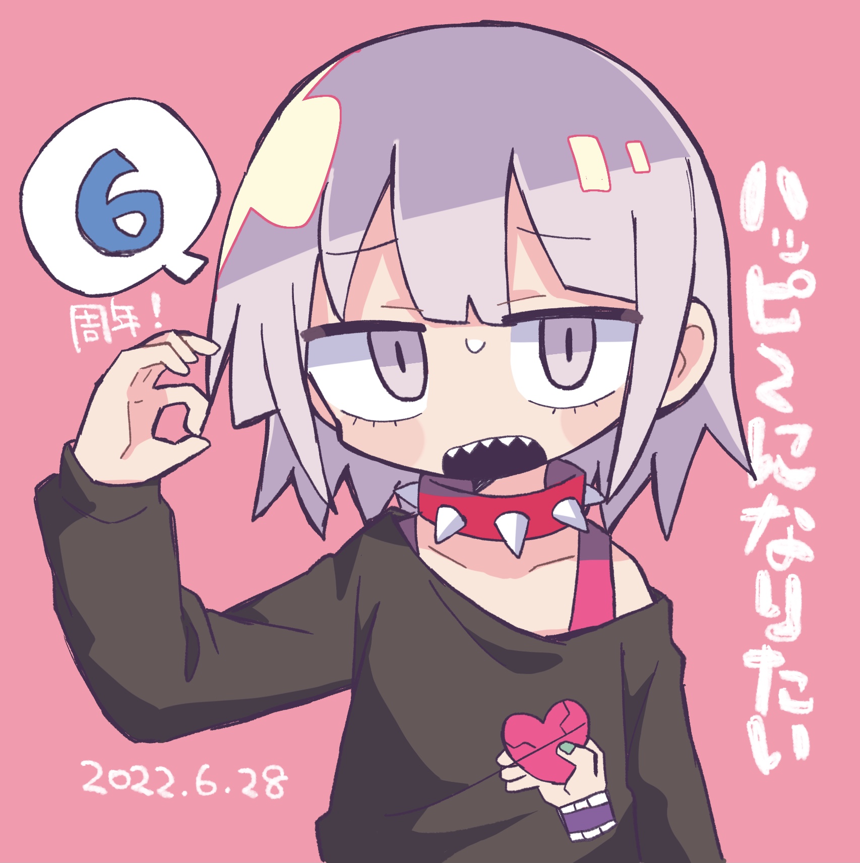 richard (richaball), indie utaite, commentary request, highres, translation request, 1girl, black shirt, blunt bangs, blush stickers, collar, collarbone, dated, grey eyes, grey hair, hand up, happy-chan (nanawo akari), happy ni naritai (nanawo akari), looking at viewer, off shoulder, open mouth, print shirt, red collar, sharp teeth, shirt, short hair, solo, spiked collar, spikes, spoken number, teeth, upper body