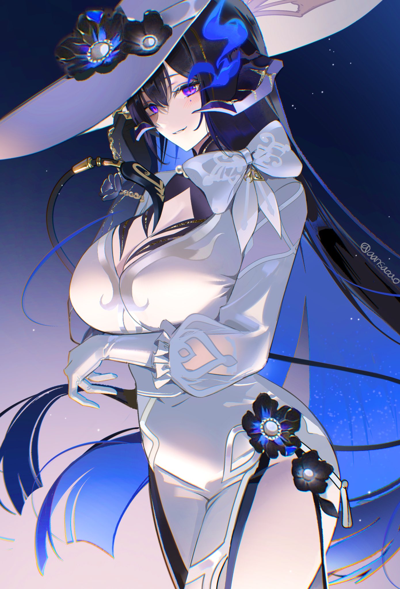 sua731281745009, the dahlia (honkai: star rail), honkai: star rail, honkai (series), hashtag-only commentary, highres, 1girl, asymmetrical gloves, black flower, black hair, blue fire, bow, breasts, cleavage, colored inner hair, cowboy shot, demon horns, demon tail, dress, fire, flower, gloves, gold trim, gradient background, hat, horns, large breasts, long hair, mismatched gloves, mole, mole under eye, multicolored hair, purple eyes, smirk, sun hat, tail, very long hair, white dress