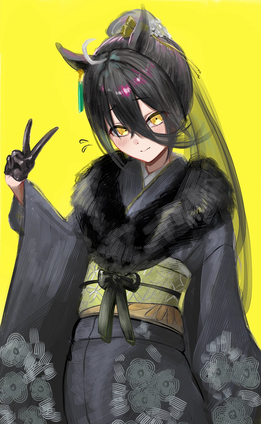 amasa (ama sa3), manhattan cafe (umamusume), umamusume, commentary request, highres, 1girl, ahoge, animal ears, black gloves, black hair, black kimono, blush, closed mouth, ear tag, earrings, floral print, floral print kimono, fur-trimmed kimono, fur trim, gloves, hair between eyes, horse ears, horse girl, japanese clothes, jewelry, kimono, long bangs, long hair, long hair between eyes, long sleeves, looking at viewer, multicolored hair, obi, ponytail, print kimono, sash, single earring, smile, solo, v, very long hair, white hair, yellow eyes