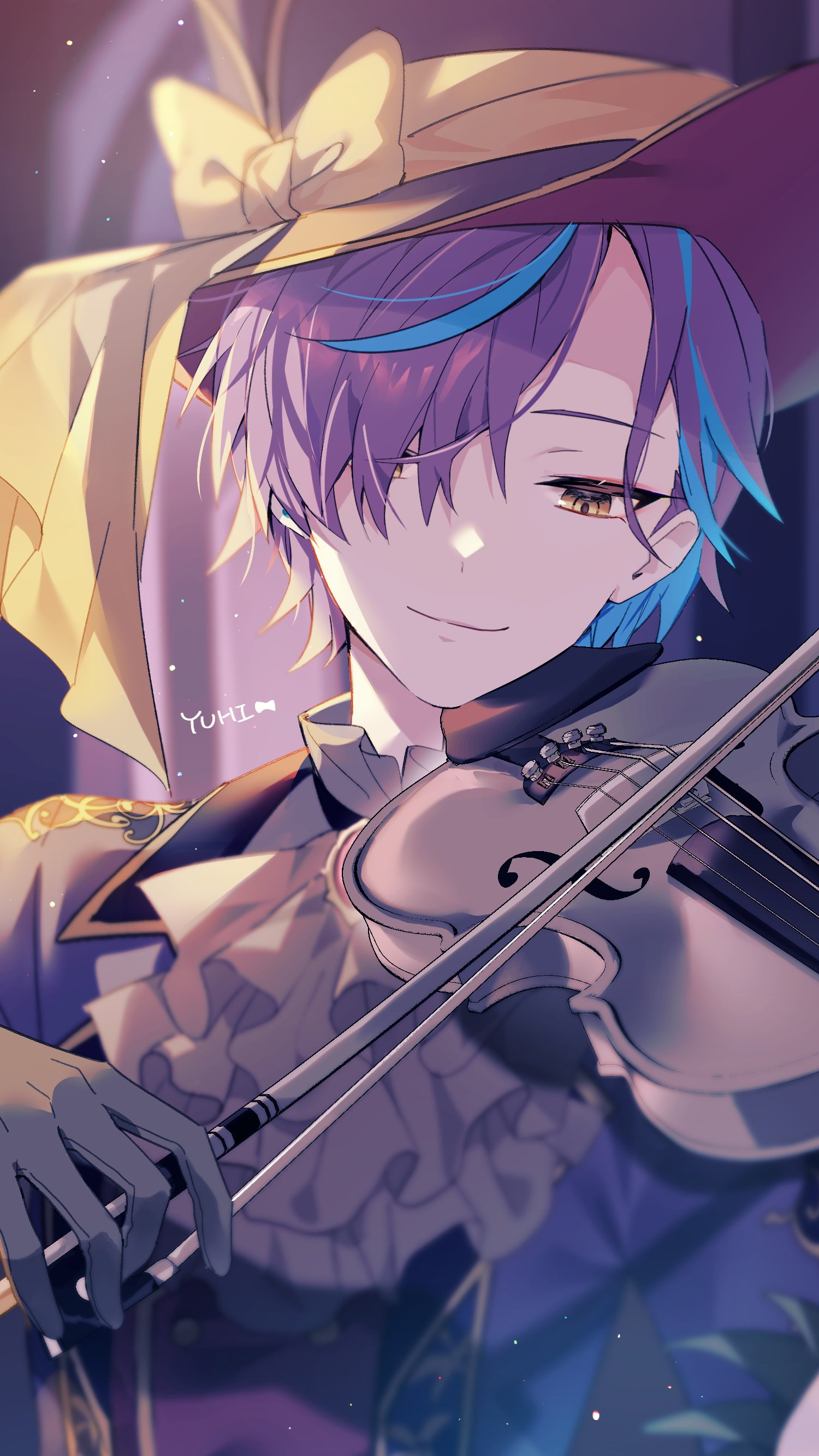 yuhi (hssh 6), kamishiro rui, project sekai, absurdres, commentary, highres, 1boy, ascot, black gloves, black hat, black jacket, blue hair, blurry, blurry background, bow (music), closed mouth, gloves, hair over one eye, hat, hat ribbon, holding, holding bow (music), holding instrument, instrument, jacket, kono matsuri ni yuuyami iro mo (project sekai), looking at viewer, male focus, multicolored hair, music, official alternate costume, playing instrument, purple hair, purple shirt, ribbon, shirt, short hair, signature, smile, solo, streaked hair, top hat, two-tone hair, upper body, violin, white ascot, yellow eyes, yellow ribbon