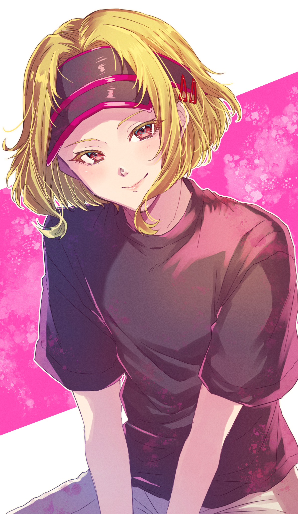 24mbb, setsu (gnosia), gnosia, commentary request, highres, 1other, alternate costume, antenna hair, blonde hair, closed mouth, hair between eyes, looking at viewer, other focus, red eyes, shirt, short hair, short sleeves, simple background, smile, solo, t-shirt, upper body, visor cap