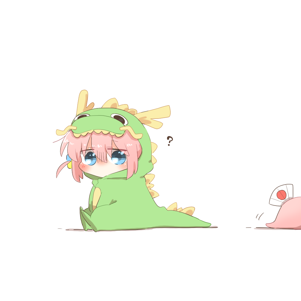 rebecca (keinelove), gotoh hitori, gotoh hitori (tsuchinoko), bocchi the rock!, commentary request, 1girl, ?, animal costume, blue eyes, chibi, chibi only, cube hair ornament, dragon costume, full body, hair between eyes, hair ornament, hand fan, pink hair, simple background, sitting, white background