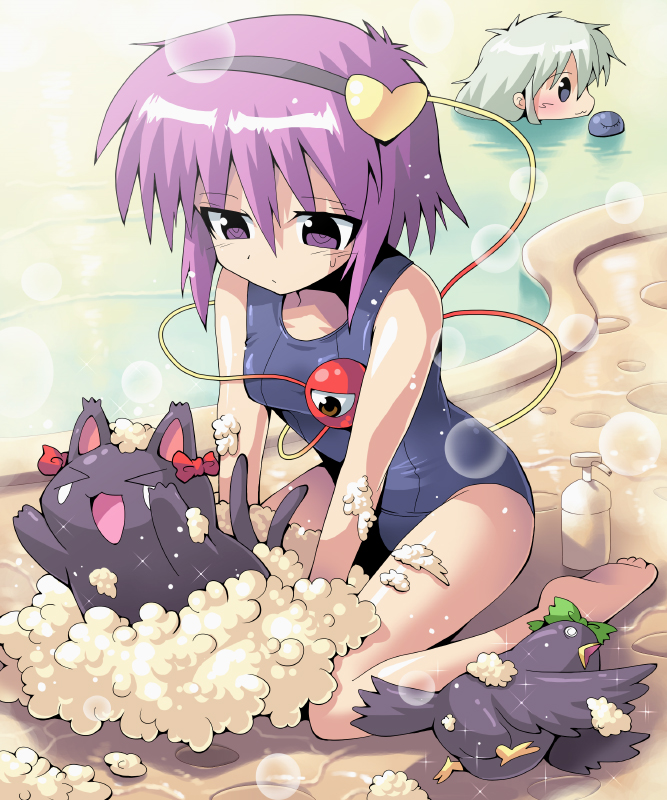 kurogarasu, kaenbyou rin, kaenbyou rin (cat), komeiji koishi, komeiji satori, reiuji utsuho, reiuji utsuho (bird), touhou, washing, > <, 2girls, :3, barefoot, bathing, bird, bubble, cat, closed eyes, female focus, multiple girls, one-piece swimsuit, pool, purple eyes, purple hair, same-sex bathing, school swimsuit, shared bathing, short hair, soap, swimsuit, tears, third eye, x3