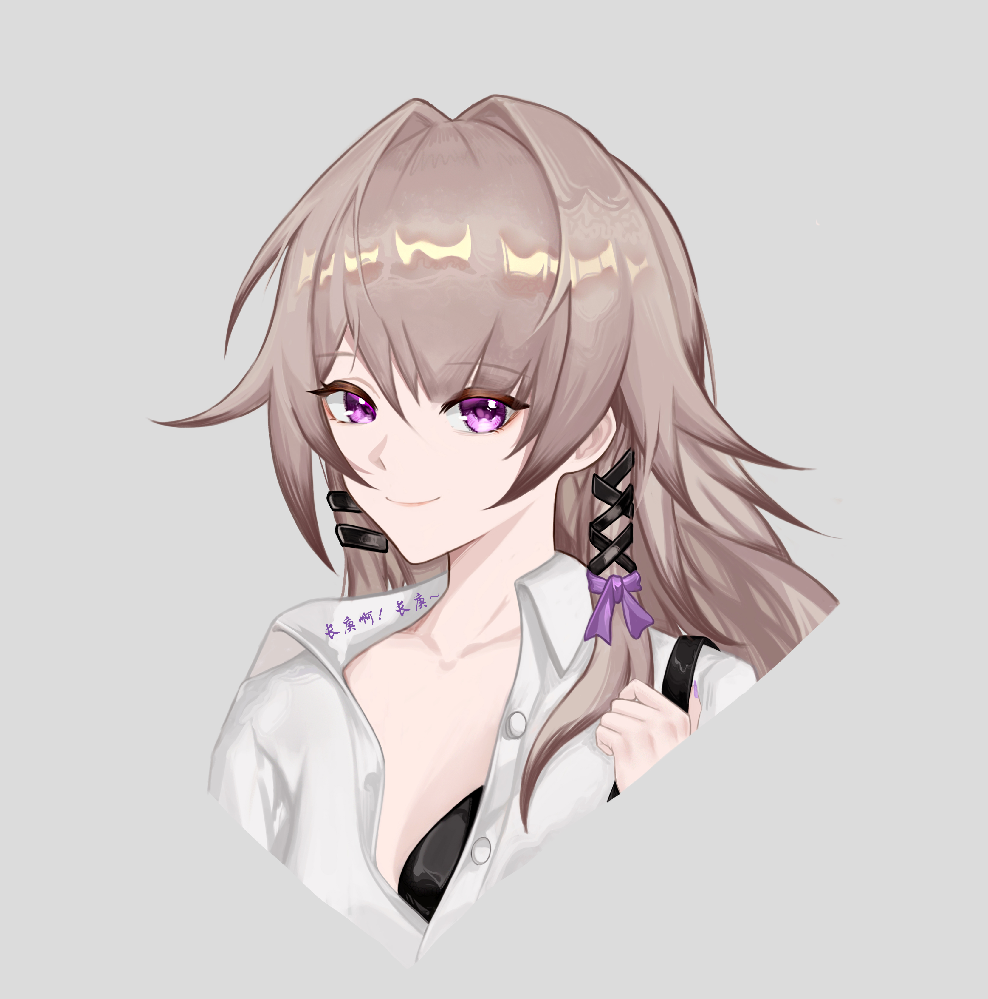 herta (honkai: star rail), the herta (honkai: star rail), honkai: star rail, honkai (series), absurdres, chinese commentary, commentary request, highres, translation request, 1girl, alternate costume, changgeng changgeng!, grey background, grey hair, hair intakes, hair ribbon, long hair, looking at viewer, purple eyes, purple ribbon, ribbon, shirt, simple background, smile, solo, upper body, white shirt