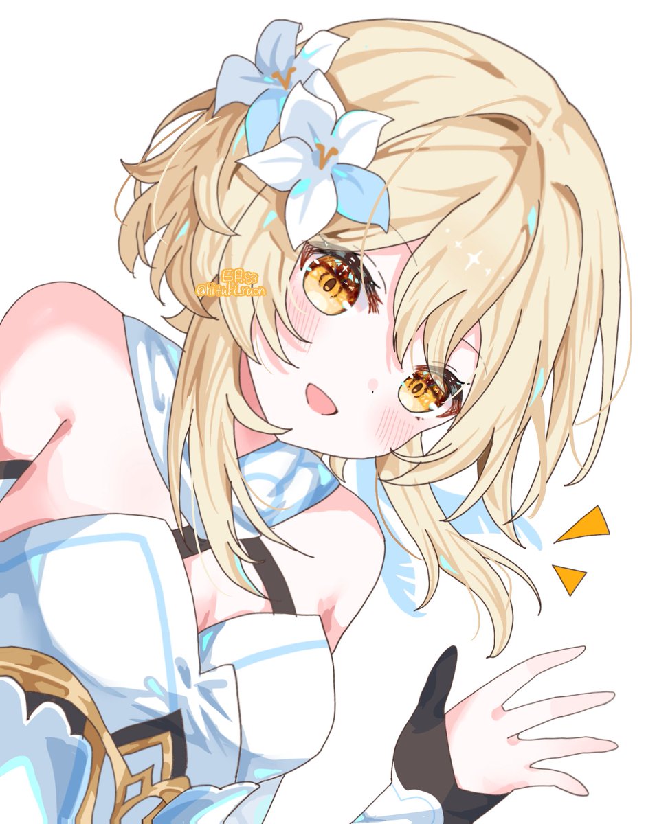 hitsuki (ruon), lumine (genshin impact), genshin impact, commentary request, highres, 1girl, black gloves, blonde hair, blush, breasts, cleavage, flower, gloves, hair between eyes, hair flower, hair ornament, hand up, looking at viewer, medium breasts, open mouth, partially fingerless gloves, short hair with long locks, simple background, sleeveless, solo, twitter username, upper body, white background, white flower, yellow eyes