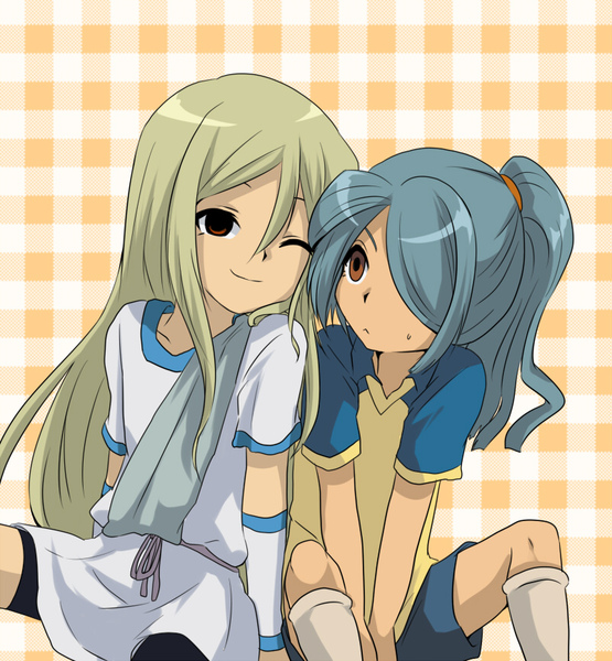 afuro terumi, kazemaru ichirouta, zeus (inazuma eleven), inazuma eleven, inazuma eleven (series), bad id, bad pixiv id, 2boys, androgynous, bike shorts, blonde hair, blue hair, hair over one eye, male focus, multiple boys, one eye closed, raglan sleeves, raimon, raimon soccer uniform, shorts, soccer uniform, sportswear, trap, wink