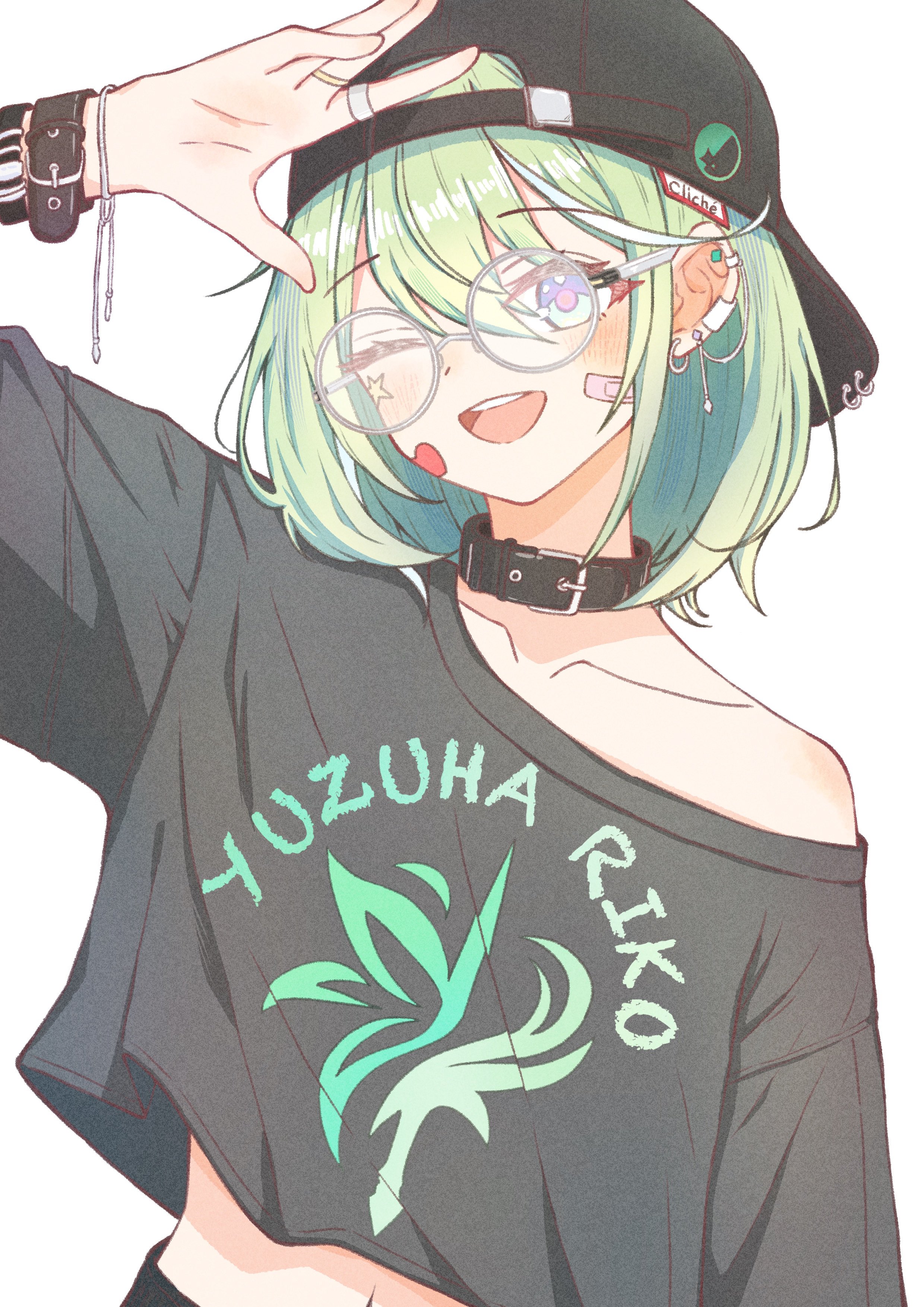 chaeeunhan124, yuzuha riko, stellive, absurdres, commentary request, highres, korean commentary, 1girl, :d, arm at side, arm up, bandaid, bandaid on cheek, bandaid on face, baseball cap, belt, belt buckle, belt collar, black belt, black hat, black shirt, buckle, character name, collar, crop top, cropped shirt, ear chain, earclip, green hair, hair between eyes, hat, linked piercing, long bangs, looking at viewer, midriff, multicolored eyes, navel, off-shoulder shirt, off shoulder, one eye closed, open mouth, piercing, print shirt, round eyewear, shirt, short hair, single bare shoulder, single off shoulder, smile, solo, swept bangs, two-tone eyes, virtual youtuber, white-framed eyewear, wrist belt