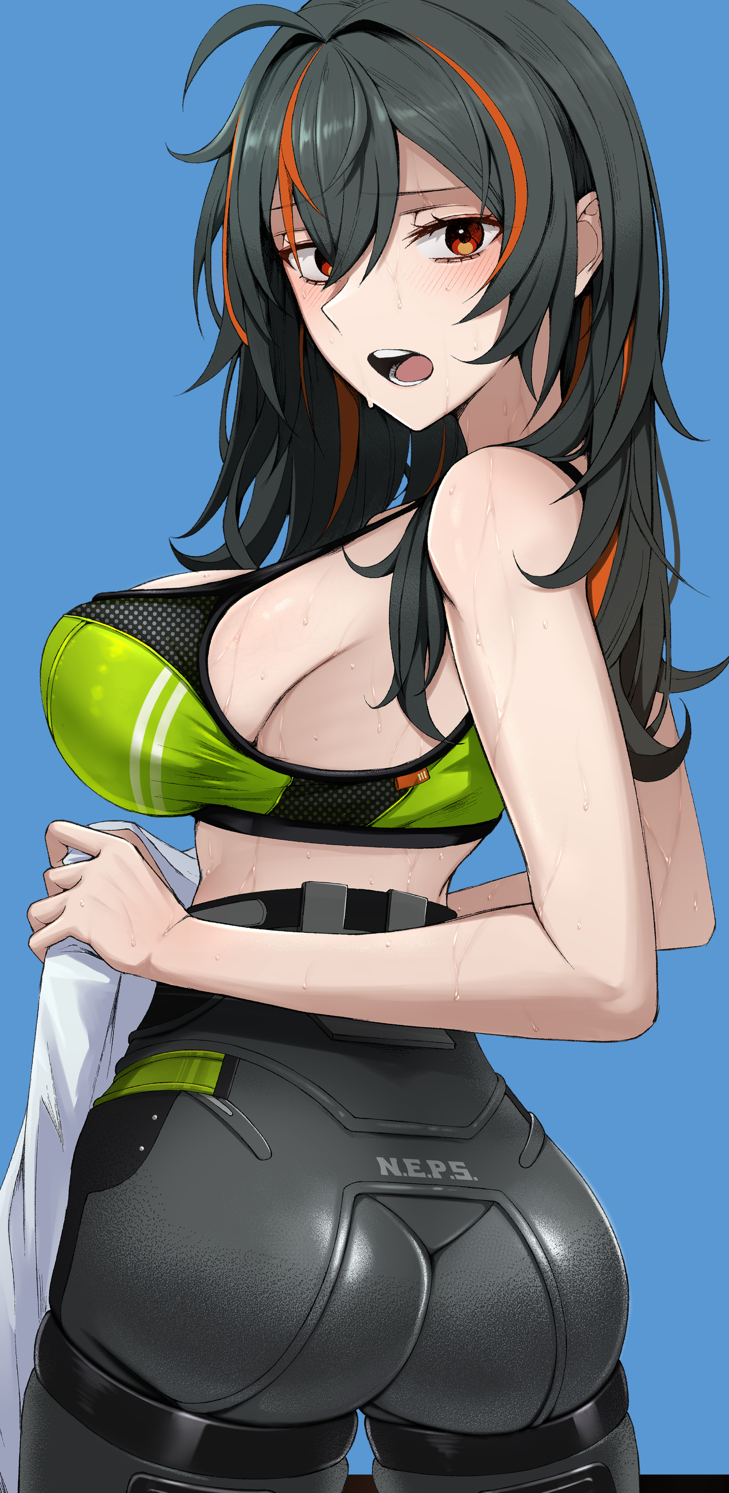 joji nyudo, zhu yuan, zenless zone zero, absurdres, highres, 1girl, ass, black hair, black pants, blue background, blush, breasts, cowboy shot, green sports bra, hair down, high-waist pants, holding, holding towel, large breasts, long hair, looking at viewer, looking back, multicolored hair, pants, red eyes, red hair, solo, sports bra, streaked hair, tight clothes, tight pants, towel
