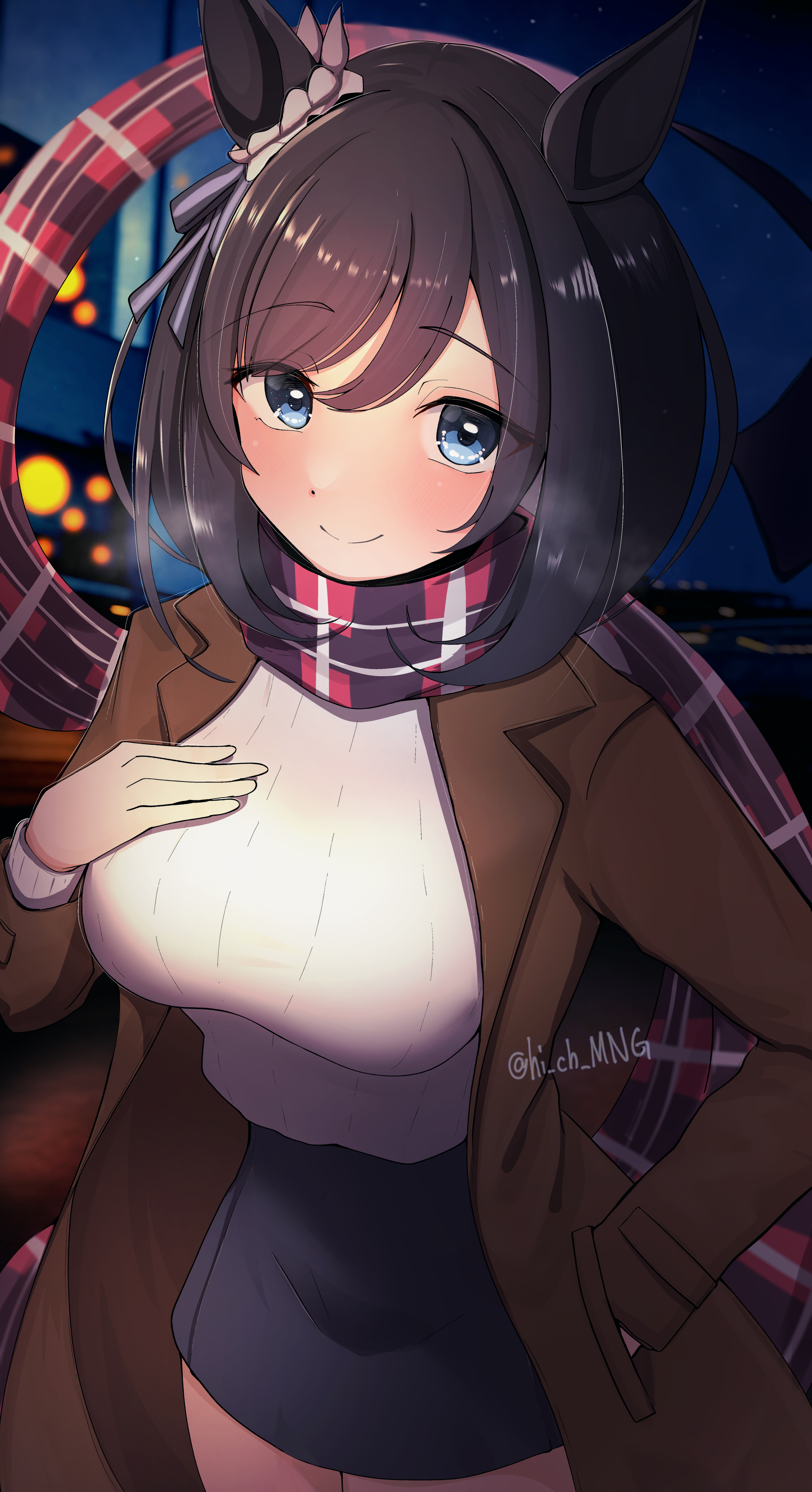 hi ch mng, eishin flash (umamusume), umamusume, absurdres, commentary request, highres, 1girl, alternate costume, animal ears, artist name, black hair, black scarf, black skirt, blue eyes, blush, breasts, brown coat, closed mouth, coat, ear ornament, horse ears, horse girl, large breasts, looking at viewer, night, open clothes, open coat, outdoors, pencil skirt, plaid clothes, plaid scarf, scarf, short hair, skirt, smile, solo, sweater, white sweater, winter clothes, winter coat