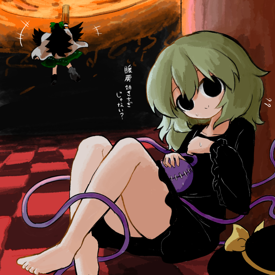 heripantomorrow, komeiji koishi, reiuji utsuho, touhou, commentary request, translation request, +++, 2girls, arm cannon, barefoot, black dress, black eyes, black hair, black hat, bow, cape, checkered floor, crossed ankles, dress, facing away, feathered wings, floating, flying sweatdrops, frilled sleeves, frills, green bow, green hair, green skirt, hair bow, hat, hat bow, long hair, medium hair, multiple girls, on floor, raised eyebrows, skirt, smile, stitched eye, sun, sweat, third eye, unworn hat, unworn headwear, weapon, white cape, wings, yellow bow