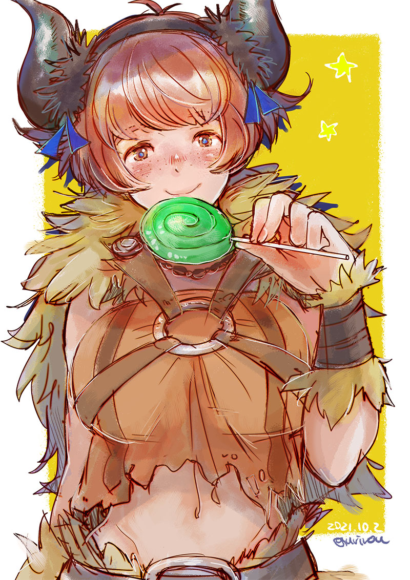 urihara84, dorcas (fire emblem), dorcas (halloween) (fire emblem), dorothy (fire emblem), fire emblem, fire emblem: the binding blade, nintendo, commentary request, 1girl, arm at side, blush, border, breasts, brown eyes, brown hair, brown shirt, candy, cape, closed mouth, cosplay, crop top, dated, dorcas (fire emblem) (cosplay), fake horns, food, freckles, fur cape, hairband, hand up, holding, holding candy, holding food, holding lollipop, horns, large breasts, lollipop, looking at viewer, midriff, navel, nose blush, outside border, shirt, short hair, simple background, smile, solo, star (symbol), swept bangs, twitter username, upper body, white border, yellow background