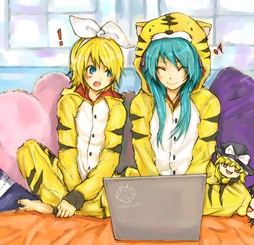 ishikou, hakurei reimu, hatsune miku, kagamine rin, kirisame marisa, niconico, touhou, vocaloid, bad id, bad pixiv id, 2girls, animal costume, animal print, aqua hair, blonde hair, computer, female focus, hair ribbon, hood, hoodie, laptop, long hair, multiple girls, musical note, ribbon, siblings, sisters, sitting, tiger costume, tiger print, twins, yukkuri shiteitte ne