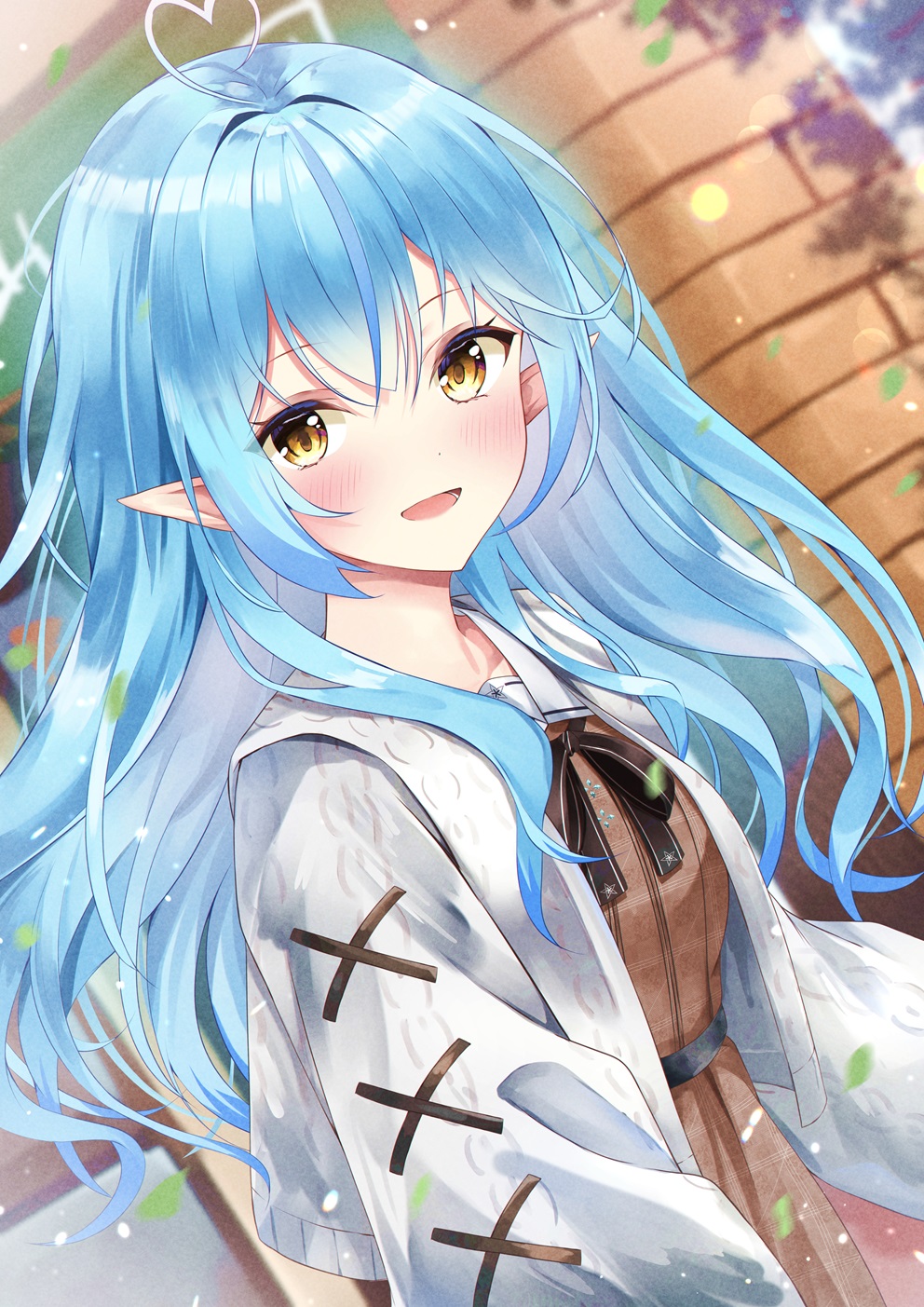 aizawa (aizawatsu), yukihana lamy, yukihana lamy (casual), hololive, commentary request, highres, 1girl, ahoge, black bow, black bowtie, blue hair, blush, bow, bowtie, breasts, brick wall, brown dress, cable knit, cardigan, collared dress, dress, heart, heart ahoge, light particles, long hair, long pointy ears, long sleeves, looking at viewer, medium breasts, open cardigan, open clothes, outdoors, pointy ears, sailor collar, sidelocks, smile, solo, upper body, virtual youtuber, wavy hair, white cardigan, white sailor collar, yellow eyes