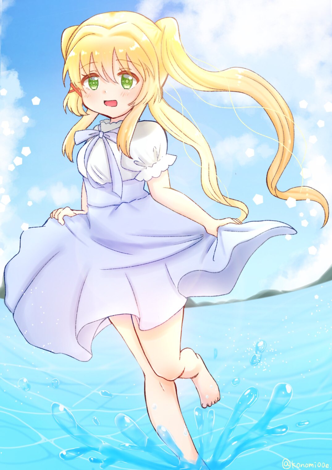 konomi (konomi00e), tsumugi wenders, summer pockets, commentary request, highres, 1girl, :d, barefoot, blonde hair, blue bow, blue bowtie, blue skirt, blue sky, blush, bow, bowtie, cloud, day, foot out of frame, green eyes, green pupils, hair between eyes, hair ornament, happy, high-waist skirt, long hair, ocean, official alternate costume, open mouth, outdoors, puffy short sleeves, puffy sleeves, shirt, short sleeves, sidelocks, skirt, skirt hold, sky, smile, solo, splashing, standing, standing on one leg, twintails, twitter username, very long hair, water, water drop, white shirt, x hair ornament