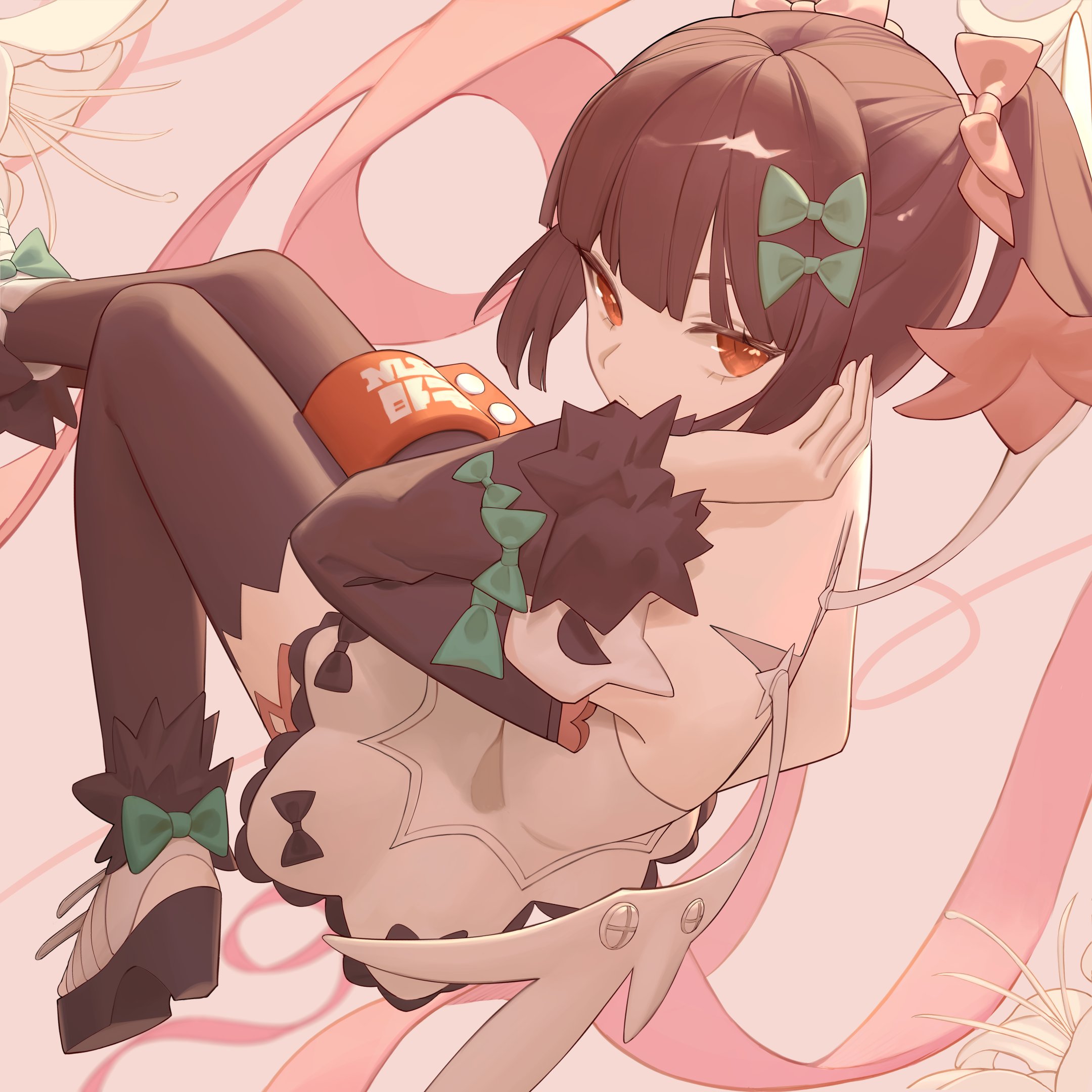 komodo, nangong yu, zenless zone zero, commentary, highres, symbol-only commentary, 1girl, bare shoulders, blunt bangs, bow, bowtie, brown hair, closed mouth, detached sleeves, dress, floating, flower, green bow, green bowtie, hair bow, hand up, looking at viewer, multicolored hair, pink background, red eyes, short hair, short twintails, simple background, sitting, solo, twintails, white dress, wings