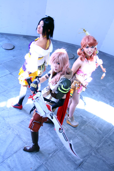 lebreau, lightning farron, oerba dia vanille, final fantasy, final fantasy xiii, photo (medium), 3girls, black eyes, cosplay, female focus, lebreau (cosplay), lightning farron (cosplay), multiple girls, oerba dia vanille (cosplay), pink hair, weapon