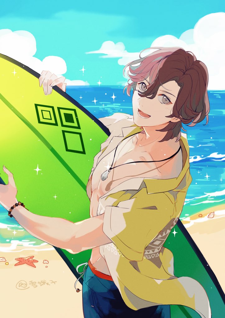 xue ezi, kotobuki reiji, uta no prince-sama, commentary, 1boy, bare pectorals, beach, blue swim trunks, brown hair, cloud, collarbone, collared shirt, cowboy shot, hair between eyes, holding, holding surfboard, jewelry, male focus, male swimwear, necklace, ocean, open clothes, open mouth, open shirt, outdoors, parted hair, pectorals, pendant, shirt, short sleeves, sky, smile, solo, sparkle, starfish, surfboard, swim trunks, water, yellow shirt