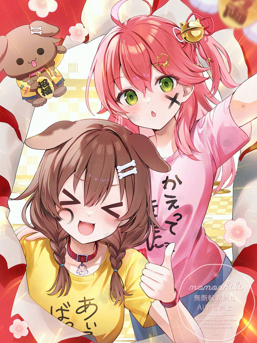 momoshiki tsubaki, inugami korone, inugami korone (dog), sakura miko, hololive, commentary, highres, symbol-only commentary, > <, 2girls, :3, :o, alternate costume, animal ears, artist name, bell, belt collar, blue shorts, blush, body writing, bone hair ornament, braid, brown eyes, brown hair, cat hair ornament, clothes writing, collar, dog ears, dog girl, facepaint, facing viewer, fangs, green eyes, hair bell, hair between eyes, hair ornament, hair ribbon, hairclip, long hair, looking at viewer, multiple girls, one side up, open mouth, pink hair, pink shirt, red ribbon, ribbon, shirt, shorts, teeth, thumbs up, twin braids, upper teeth only, virtual youtuber, wristband, yellow shirt