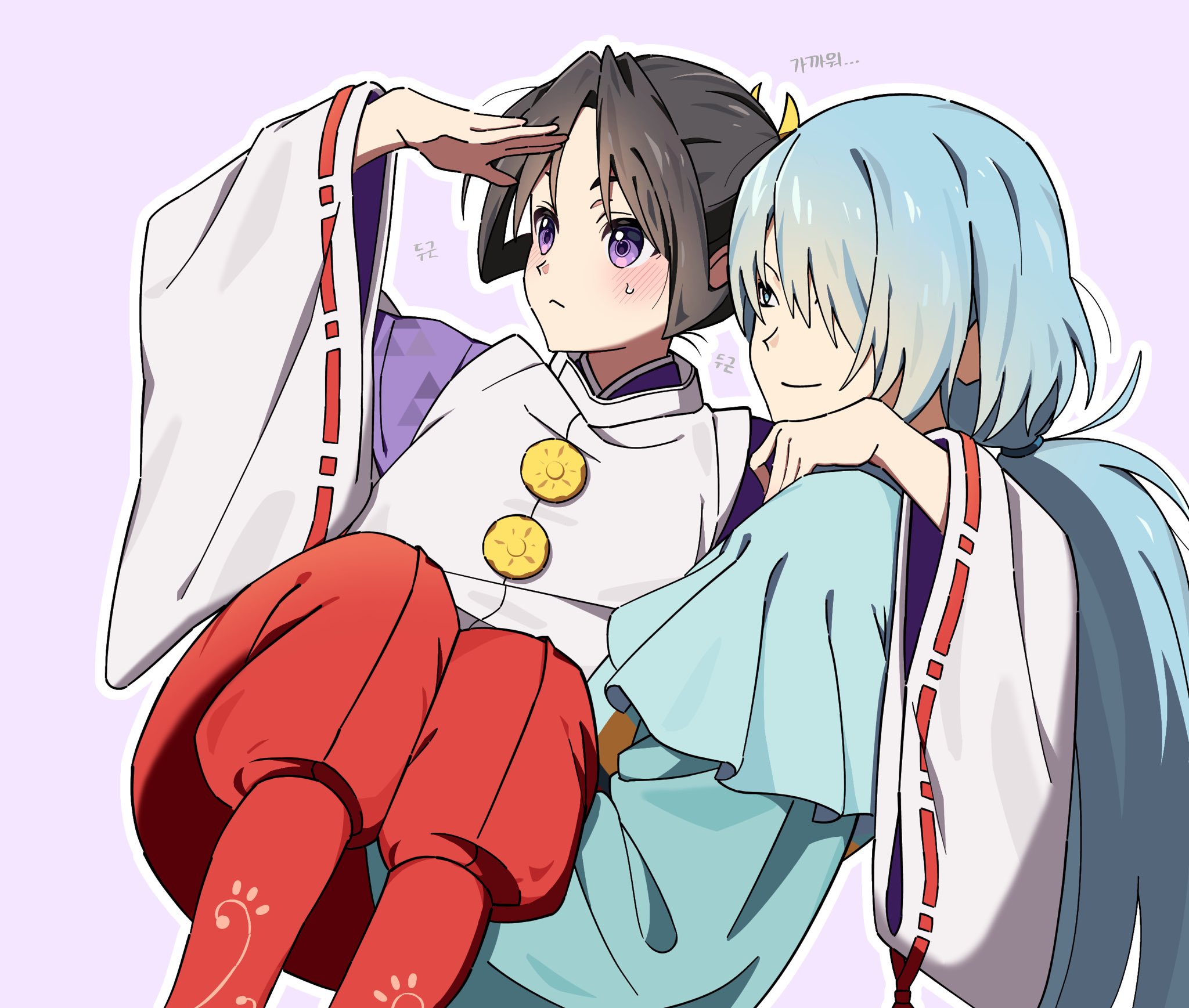 fubuki (nige jouzu no wakagimi), houjou tokiyuki (nige jouzu no wakagimi), nige jouzu no wakagimi, commentary request, highres, korean commentary, 2boys, :<, black hair, blue eyes, blue hair, blue kimono, blush, carrying, closed mouth, curtained hair, furisode sleeves, gloves, hair over one eye, hakama, hikobe fubuki, japanese clothes, kariginu, kimono, korean text, layered sleeves, long hair, looking at another, low ponytail, male focus, mitsu uroko, motoyui, multiple boys, outline, parted bangs, ponytail, princess carry, purple background, purple eyes, purple kimono, red hakama, ribbon-trimmed sleeves, ribbon trim, shading eyes, simple background, smile, sweatdrop, very long hair, white outline, wolf cut