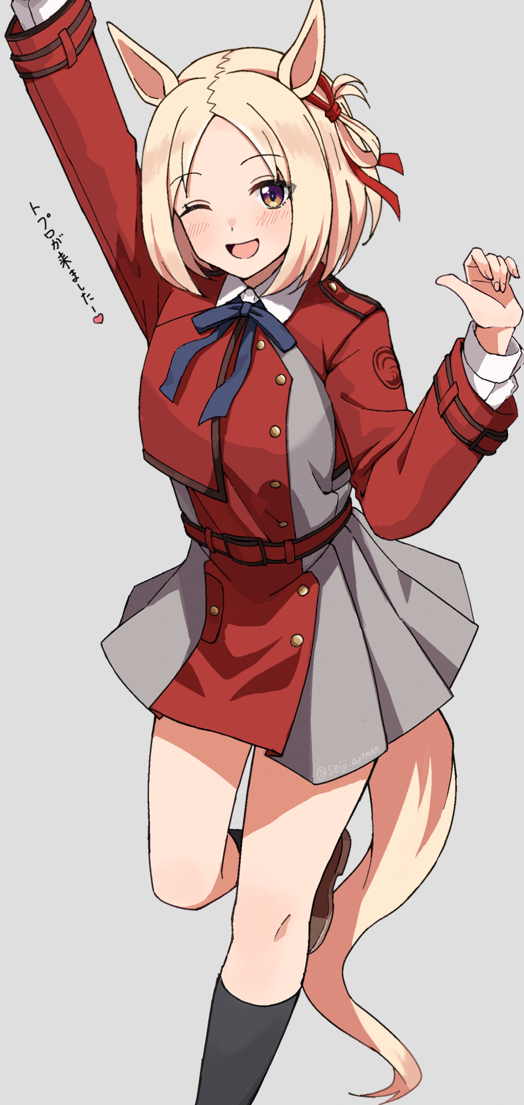seiji (artman), narita top road (umamusume), nishikigi chisato, lycoris recoil, umamusume, commentary request, highres, translation request, 1girl, animal ears, arm up, belt, black socks, blonde hair, blush, cosplay, dress, grey background, grey dress, hair ribbon, horse ears, horse girl, horse tail, long sleeves, looking at viewer, lycoris uniform, nishikigi chisato (cosplay), open mouth, pleated dress, purple eyes, red belt, red dress, red ribbon, ribbon, simple background, smile, socks, solo, standing, standing on one leg, tail, two-tone dress